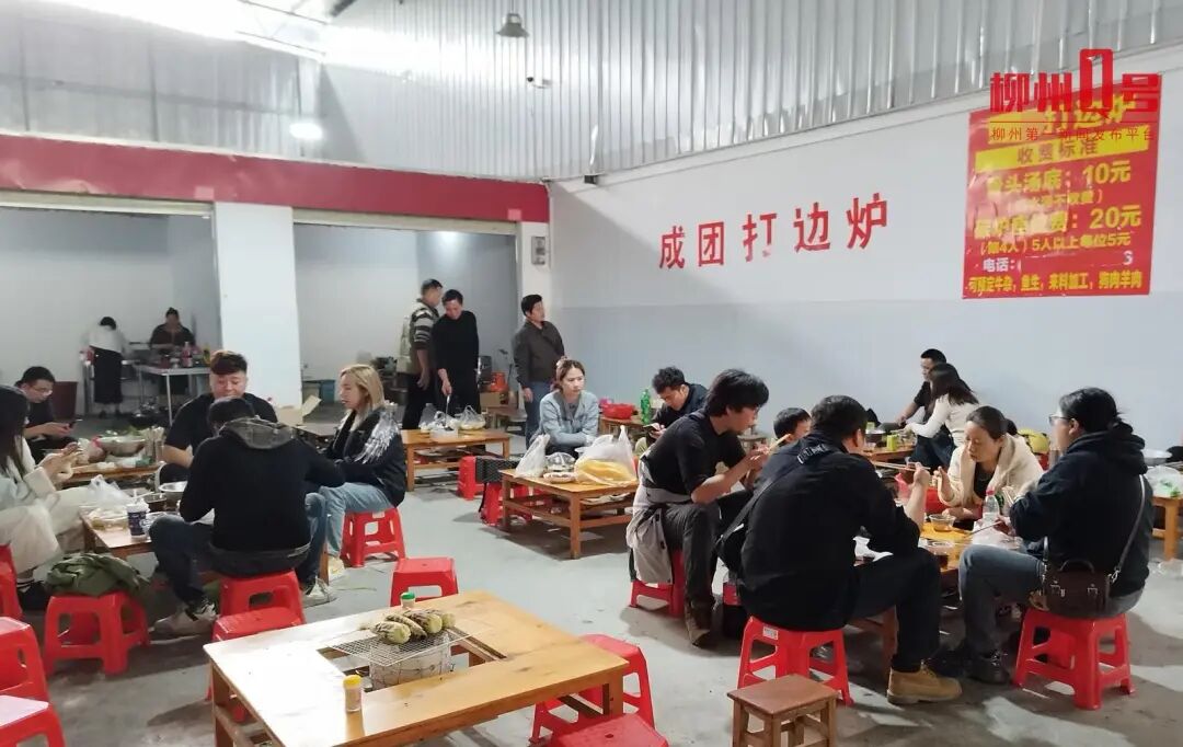 成團鎮農貿市場內,市民游客在“打邊爐”。