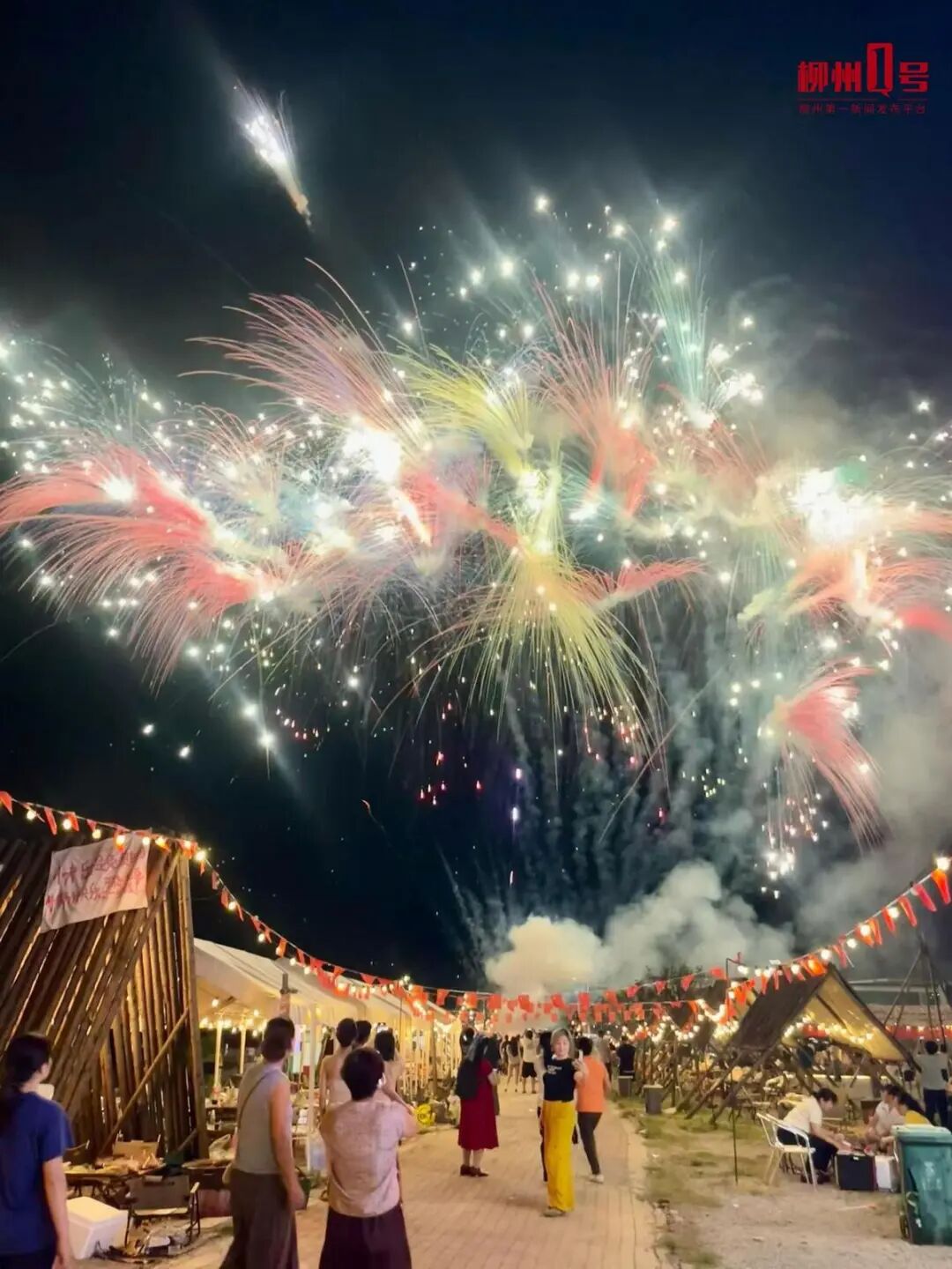 市民游客在柳太路螺螄粉小鎮一家山頂露營基地觀看煙火秀。(受訪者供圖)